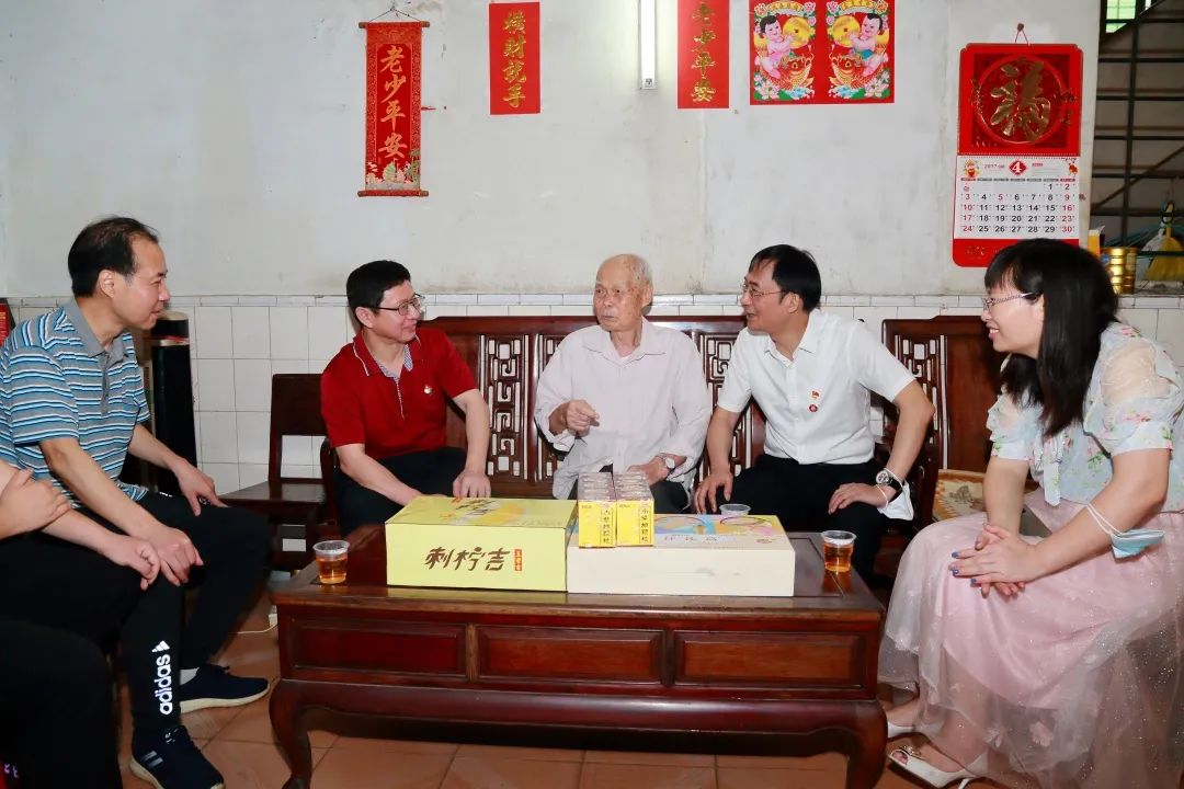 ǿ���������� ������ģ���񡪡�����ɽ�ط�365��˾�򵼡���һ��ǰϦ�߷�ο���Ͷ�ģ�����²�һ��Ա��